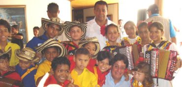 Los Niños Vallenatos con el Vicepresidente Santos