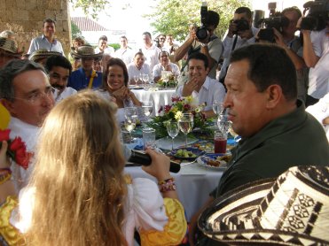 los_presidentes_uribe_y_chavez_escuchan_a_dianita