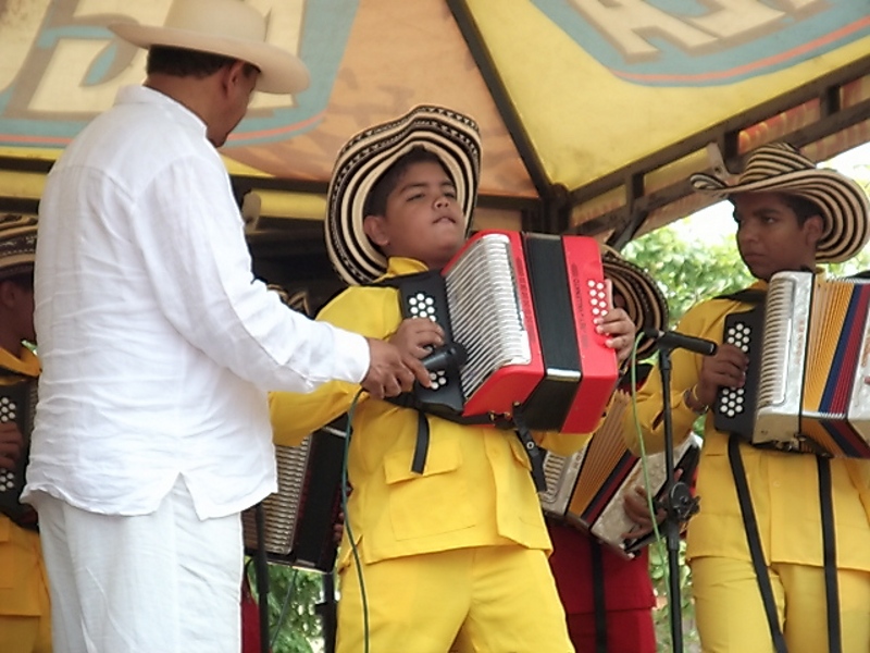 Los Niños Vallenatos del Turco Gil en la Plaza de Bolívar celebrando el aniversario de Santa Marta